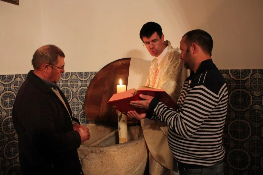 Uma representação da luz divina a iluminar mãos que se entreajudam em sinal de fraternidade cristã.