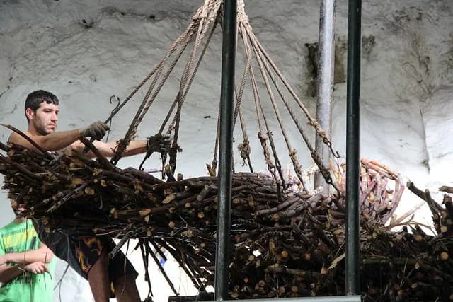 Uma representação artística de São José carpinteiro a trabalhar na sua oficina de Nazaré.