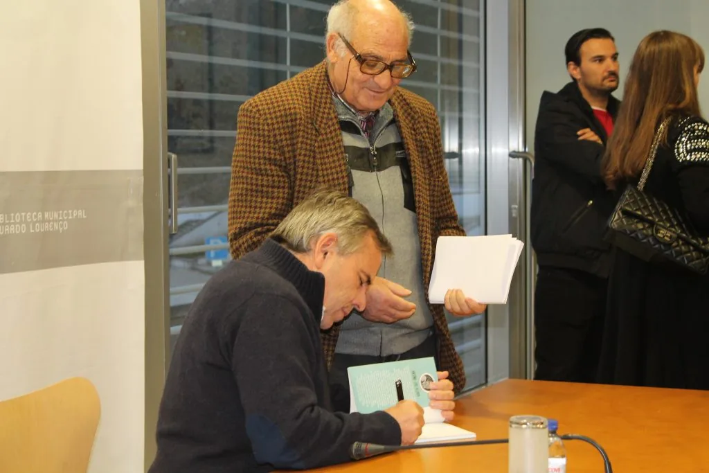Grupo reunido numa tertúlia literária na Biblioteca Municipal Eduardo Lourenço na cidade da Guarda.