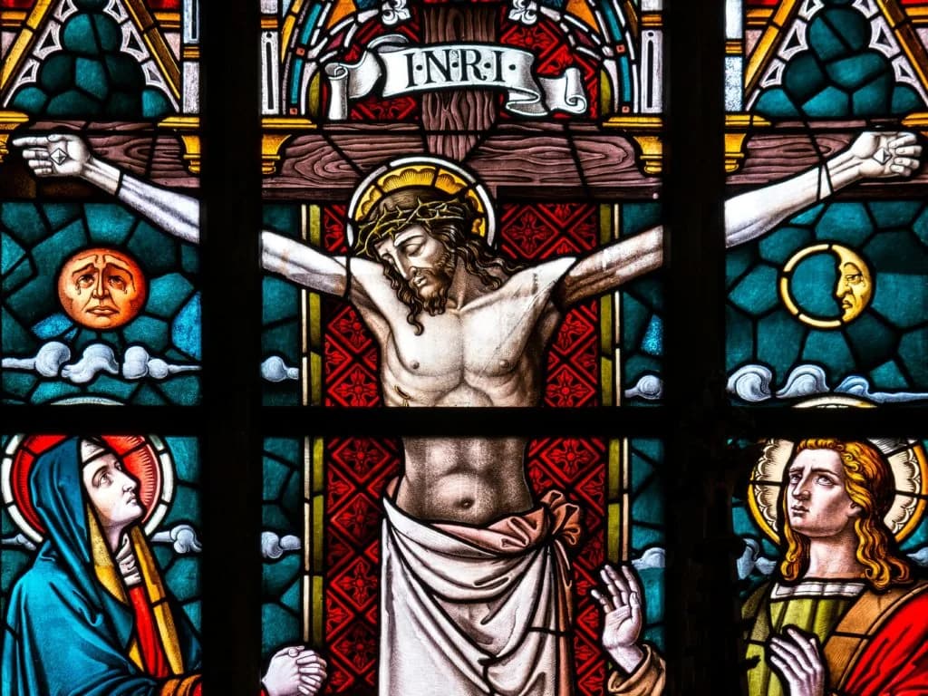 Antiga igreja com detalhes arquitetónicos onde o sacristão servia o altar durante a celebração da Santa Missa.