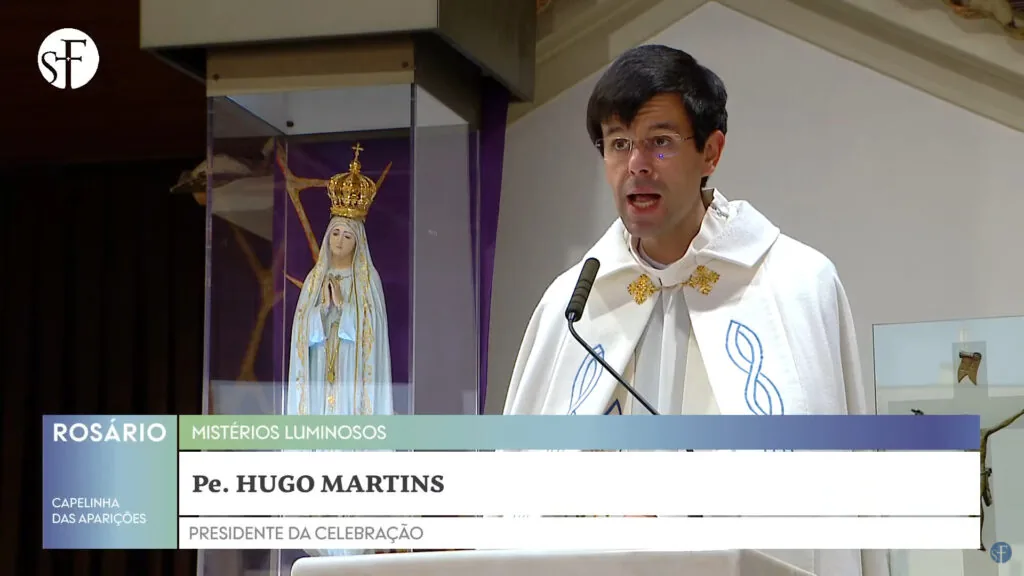 Retrato do Padre Hugo Martins em momento de reflexão e oração celebrando o seu décimo quarto aniversário de sacerdócio.