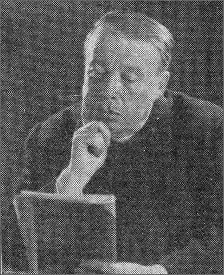 Retrato do escritor e sacerdote Nuno de Montemor num ambiente histórico dedicado à literatura e fé.