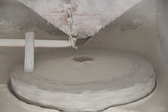 Fotografia em tons sépia da histórica Travessa do Castelo na Aldeia de Joanes, evocando o ambiente laborioso e comunitário de outros tempos.