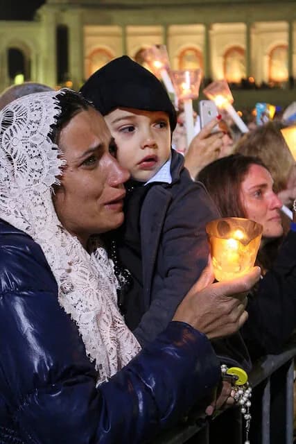 Féis em procissão solene pelas ruas da cidade da Guarda durante a celebração litúrgica do Enterro do Senhor.