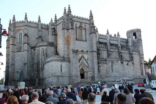 Fieis participam na solene Procissão dos Passos pelas ruas históricas da cidade da Guarda.