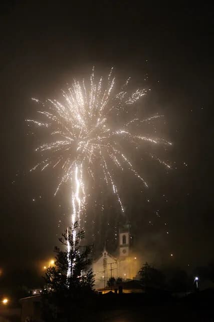 Ícone ou representação artística que simboliza o amor cristão e a comunhão, evocando a luz e a unidade da Santíssima Trindade.