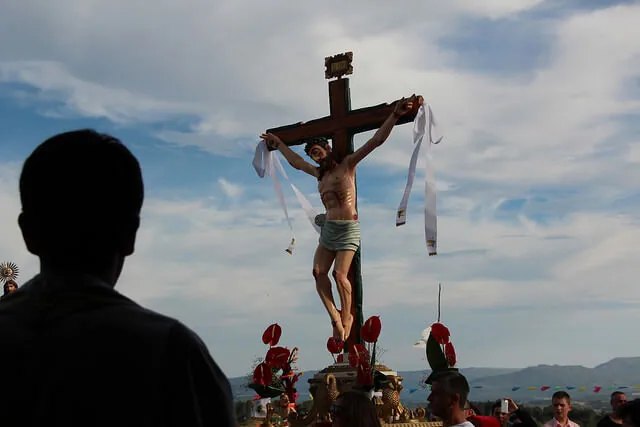 Procissão solene com andores floridos e fiéis nas ruas decoradas de Freches durante a festa religiosa em honra do Divino Senhor das Preces.