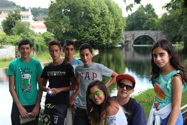 Grupo de jovens adolescentes reunidos em convívio no Seminário da Imaculada Conceição na Guarda durante o encontro diocesano.