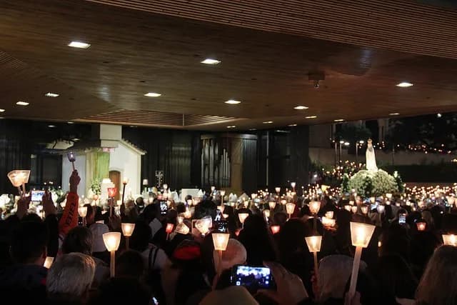Crianças a representar a história da chegada das Irmãs Concepcionistas ao Colégio de Nossa Senhora de Fátima.