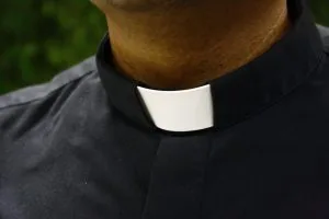 Ilustração de Jesus curando doentes e partilhando a Boa Nova com o povo ao entardecer.