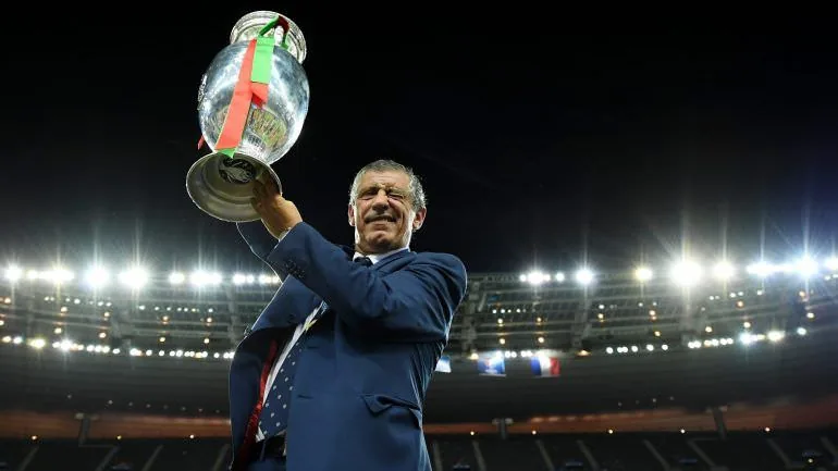 Fernando Santos num momento de oração e reflexão após a vitória da Seleção Nacional.