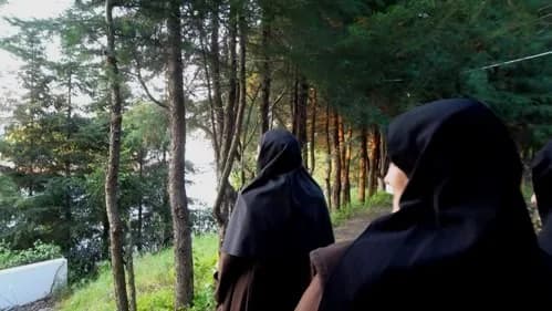 Fachada do Carmelo da Guarda ou ambiente de recolhimento espiritual que convida à oração e meditação.