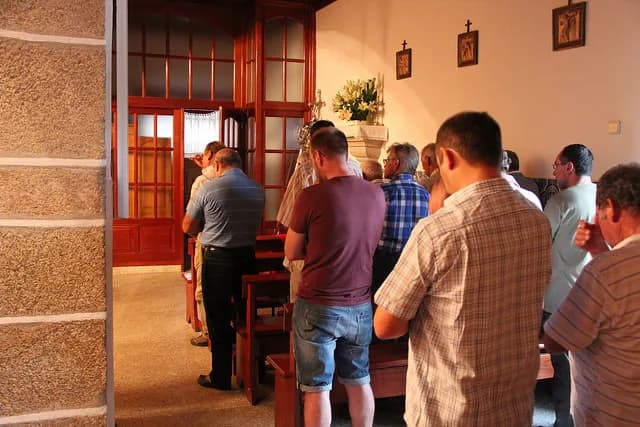 Uma porta estreita aberta para um caminho de luz, simbolizando o convite de Jesus à salvação através da verdade e do amor.