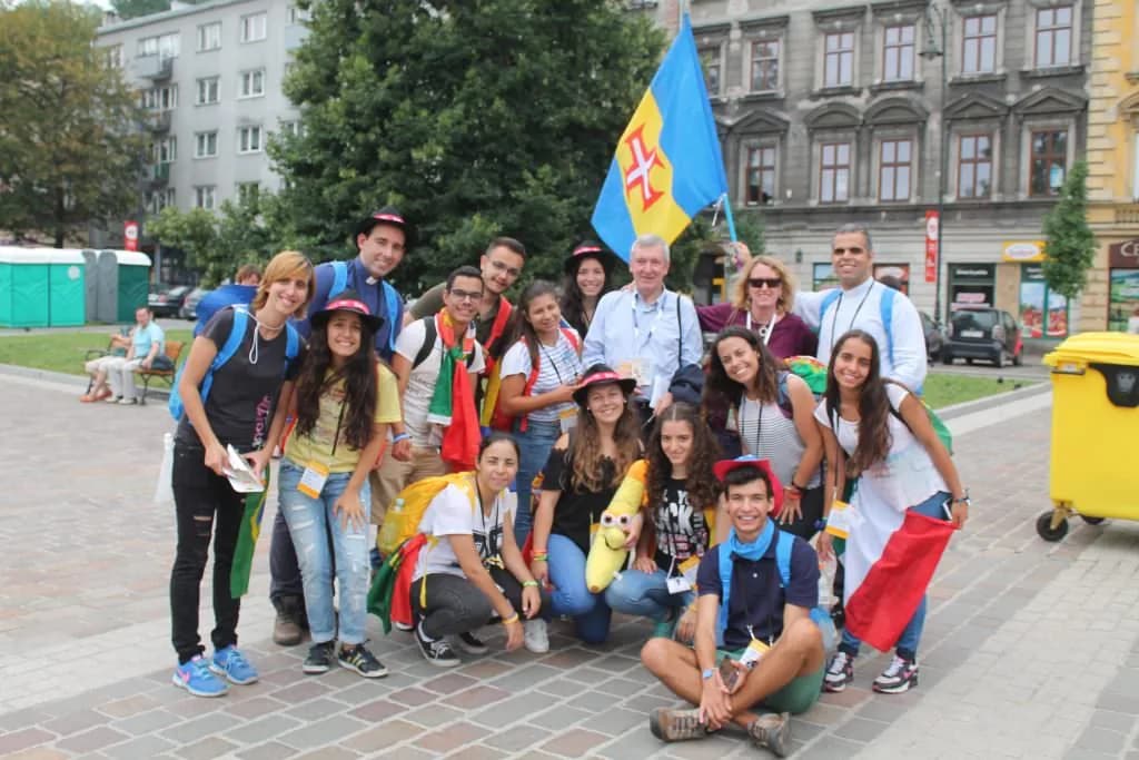 Grupo de jovens da Paróquia da Nazaré na JMJ Cracóvia 2016 em momento de oração e alegria com o Papa Francisco.