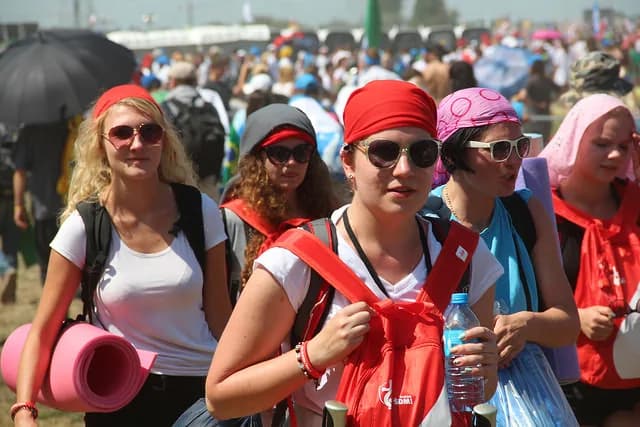 Multidão de jovens alegres reunidos em Cracóvia durante a celebração da Jornada Mundial da Juventude.