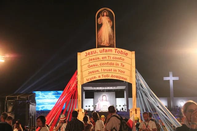 O Papa Francisco em oração durante a Vigília da Jornada Mundial da Juventude perante uma multidão de jovens.