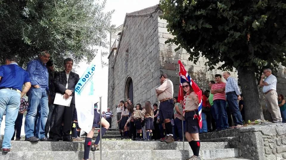 Comunidade paroquial reunida à porta da Igreja Matriz da Aldeia de Joanes para receber o seu novo Pároco.