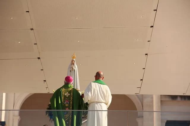 Partitura de cânticos católicos sobre um ambão de igreja durante a celebração da Eucaristia dominical.