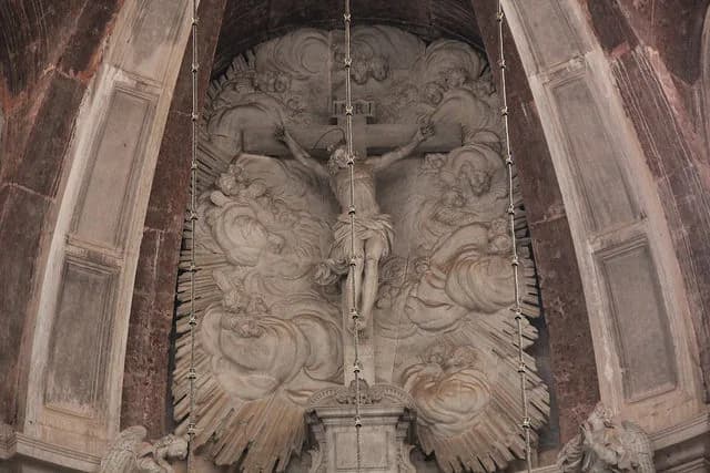 Partitura de música litúrgica sobre um altar adornado para a Solenidade de Todos os Santos numa igreja católica.
