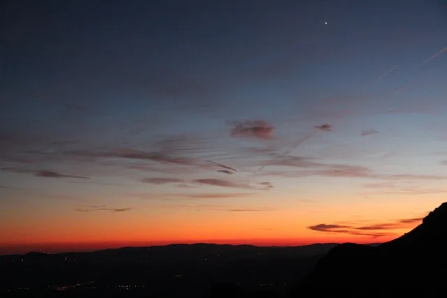 Uma coroa de Advento com a primeira vela acesa sobre uma mesa litúrgica, simbolizando o início do tempo de espera.
