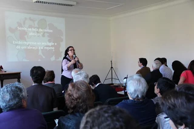 Catequistas reunidos em oração e formação durante o encontro diocesano no Seminário da Guarda.