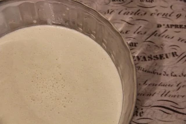 Uma taça de vidro com mousse de castanha cremosa e suave pronta a ser servida à mesa.