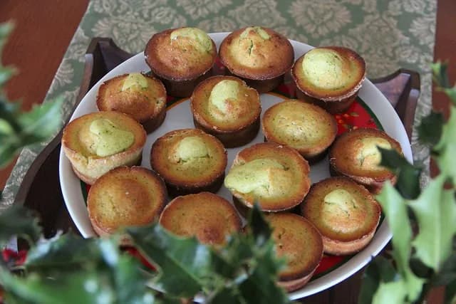 Bolo de legumes caseiro em forma de muffins, com uma textura fofa e aspeto saudável.