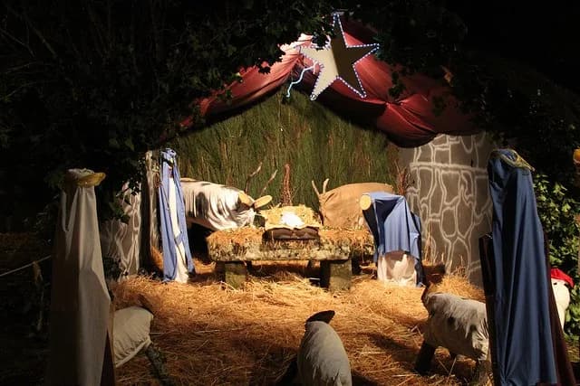 Partitura musical sobre um altar com elementos litúrgicos que simbolizam a celebração da Epifania do Senhor.
