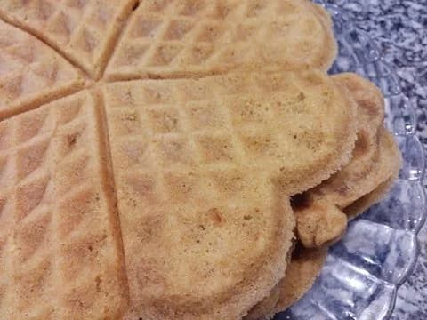 Talassas caseiras douradas e estaladiças dispostas num prato prontas a serem servidas.