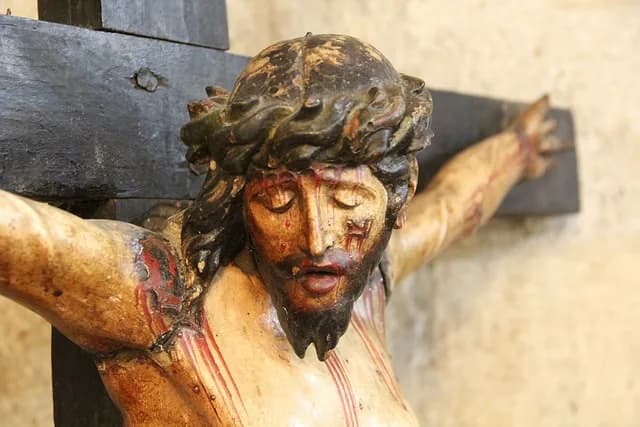 Cruz iluminada simbolizando a ressurreição e a esperança durante o período quaresmal.