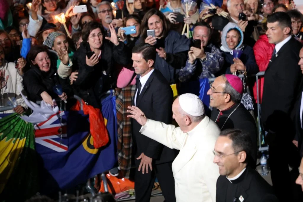 Fiéis reunidos em oração e procissão de velas no Santuário de Fátima durante a celebração do centenário das aparições.