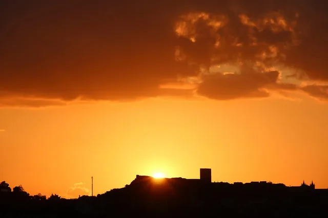 Uma representação artística de Jesus Cristo a subir ao Céu perante os Seus discípulos, simbolizando a Ascensão do Senhor e a missão universal da Igreja.
