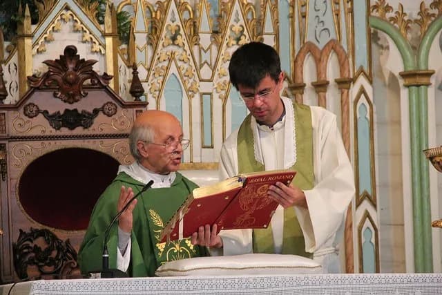 Fotografia do padre Eugénio Sério durante uma celebração religiosa na Diocese da Guarda.