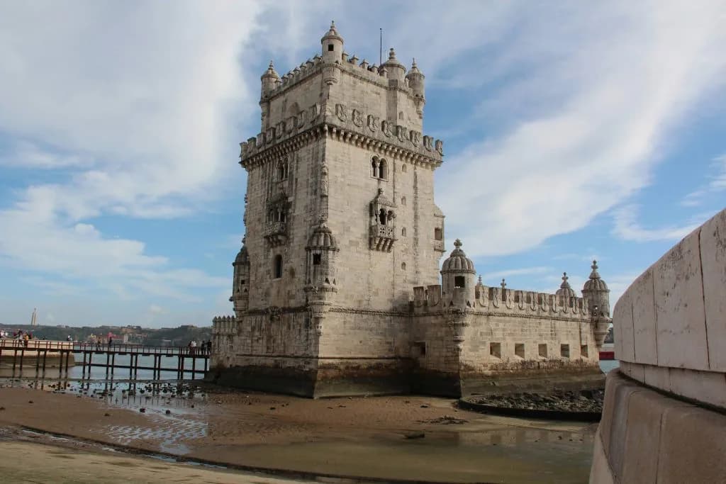 Vista panorâmica de Lisboa sob um céu nublado, simbolizando o peso da doença e a esperança na recuperação.