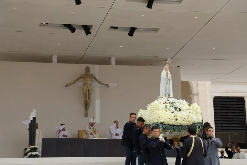 Imagem devocional de Nossa Senhora de Fátima com um terço, representando a fé e a oração dos fiéis.