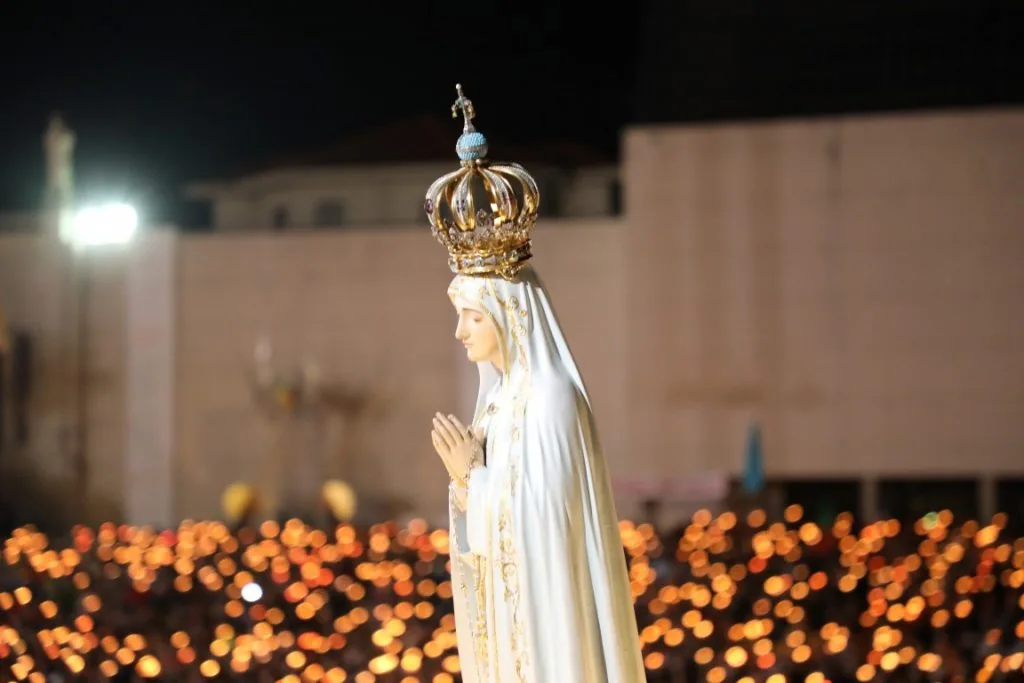 Representação artística de Nossa Senhora Peregrina caminhando pelo mundo, oferecendo a sua proteção e amor maternal aos fiéis.