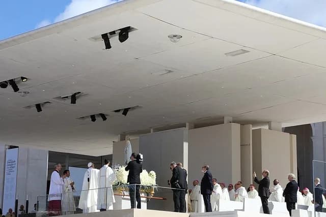 Uma representação artística da Virgem Maria em momento de profunda oração e recolhimento espiritual.