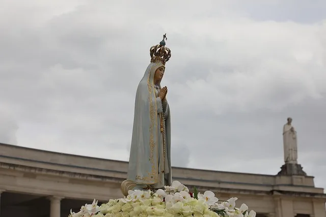 Representação artística e serena da Virgem Maria acolhendo as preces dos fiéis com um olhar de ternura.