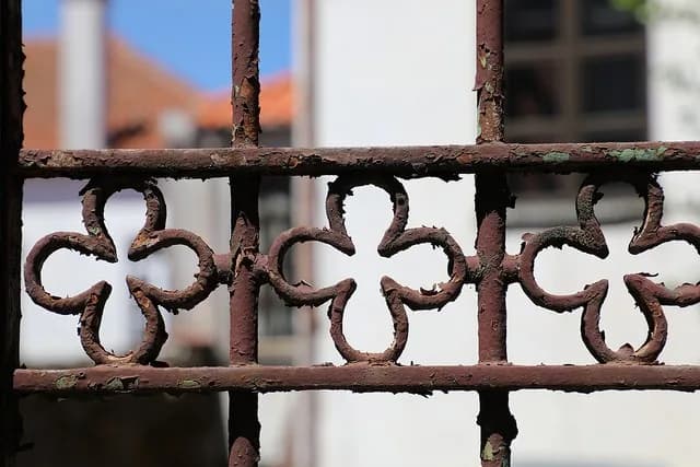Representação artística da Santíssima Trindade simbolizando a união perfeita entre o Pai, o Filho e o Espírito Santo.