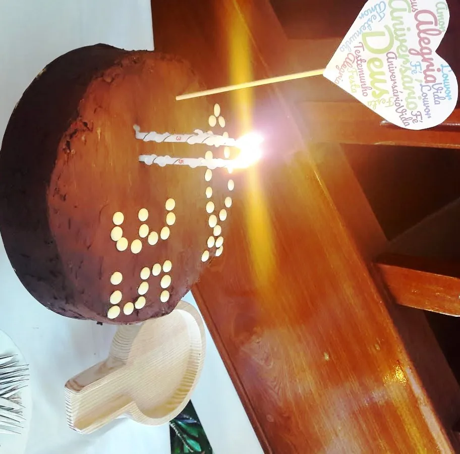Bolo de agrião caseiro com cobertura de chocolate servido num tabuleiro retangular.