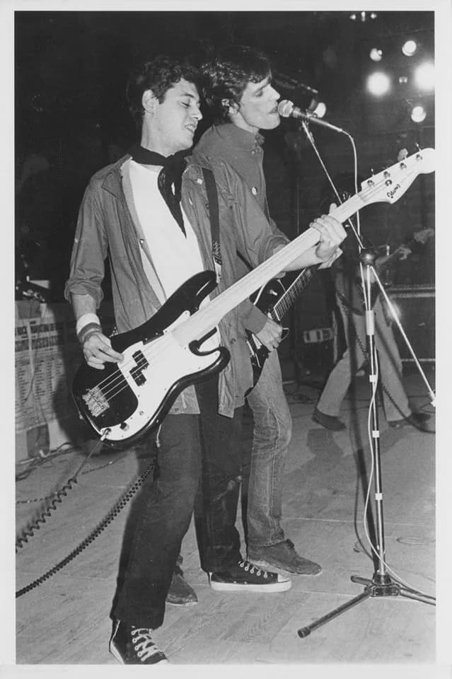 Fotografia antiga de um concerto da banda Xutos & Pontapés num evento solidário de Natal.