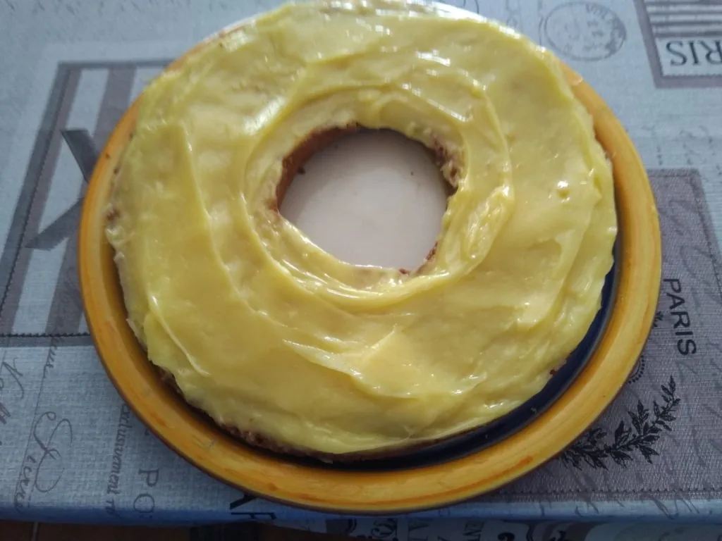 Fatia de Bolo Índio artesanal decorado com uma cobertura de chocolate brilhante e suave.
