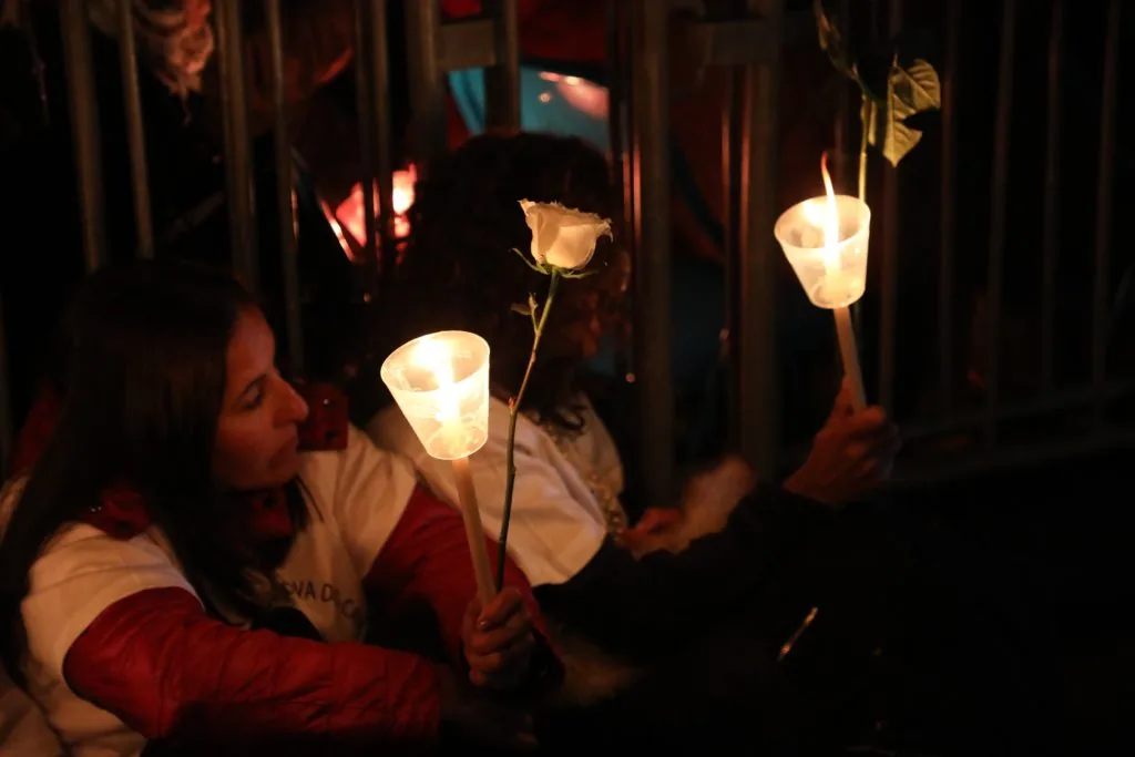Fiéis reunidos na igreja durante a celebração da solenidade de Pentecostes com símbolos do Espírito Santo.