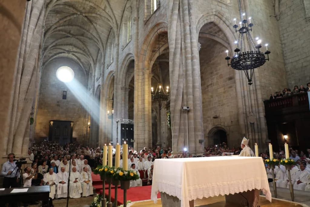 Pauta de música litúrgica com letras dos cânticos sobre um fundo de altar de igreja.