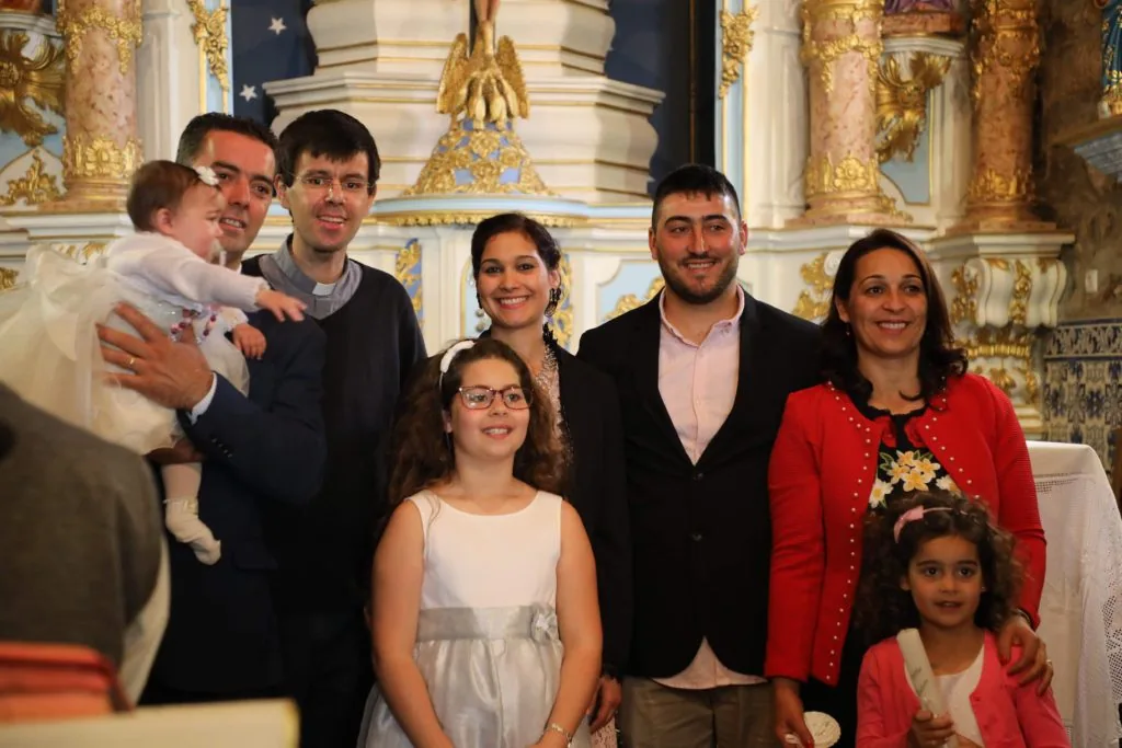 Partitura de música sacra aberta sobre uma estante de madeira numa igreja paroquial acolhedora.