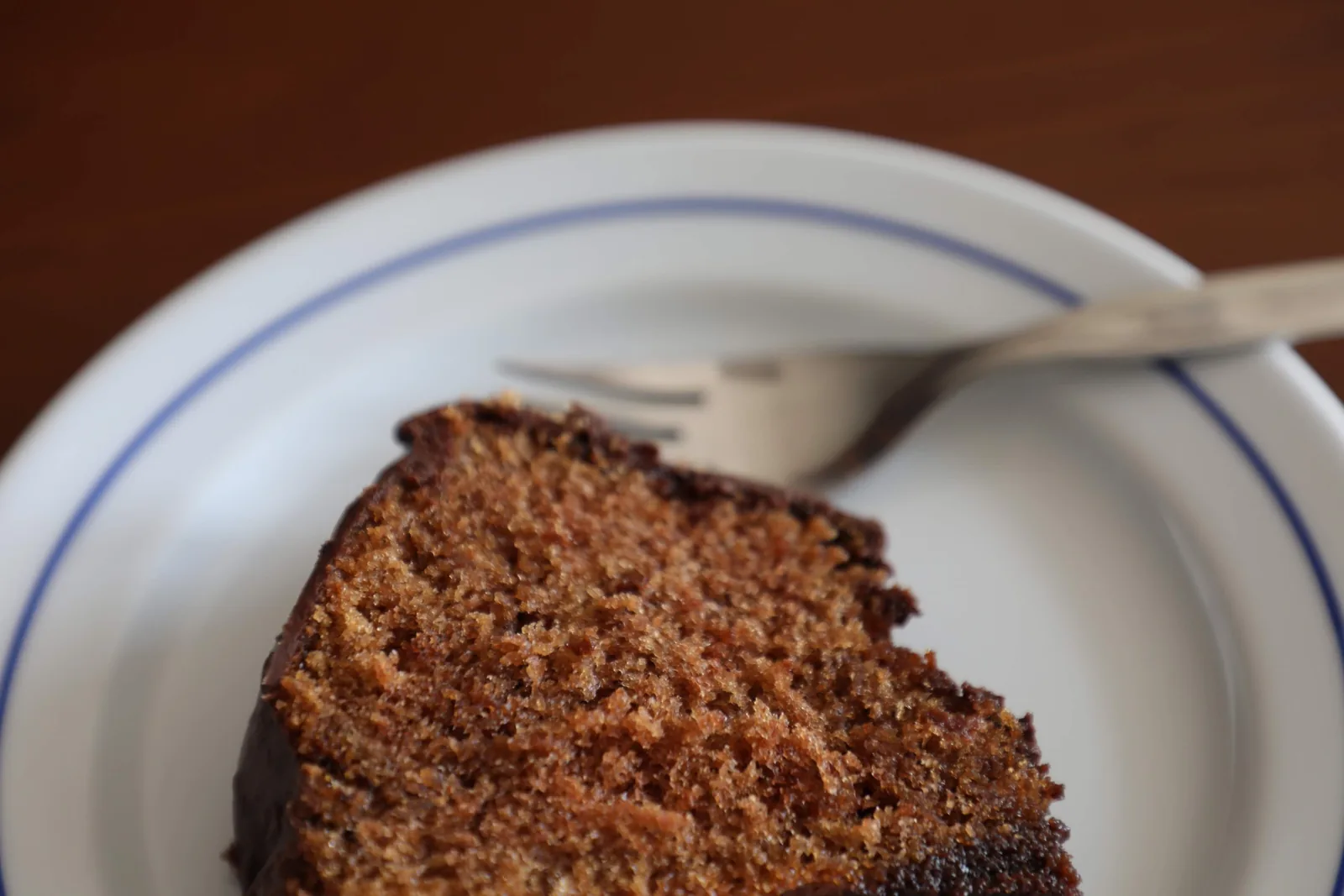 Um fofinho bolo de chifon de chocolate acabado de cozer e pronto a ser servido.