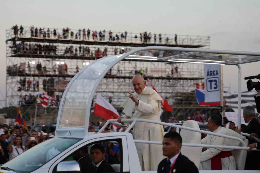 O Padre Hugo Martins partilhando o seu testemunho espiritual durante a Jornada Mundial da Juventude no Panamá em 2019.