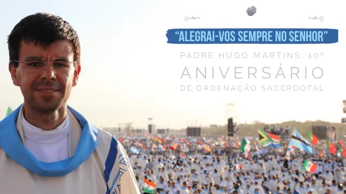 Pessoas em oração na Capelinha das Aparições em Fátima durante a celebração de uma Missa.