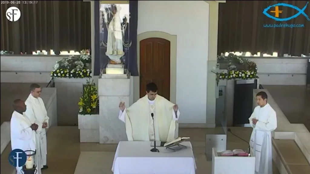 Altar decorado durante a celebração da Missa de 10º aniversário de ordenação sacerdotal.