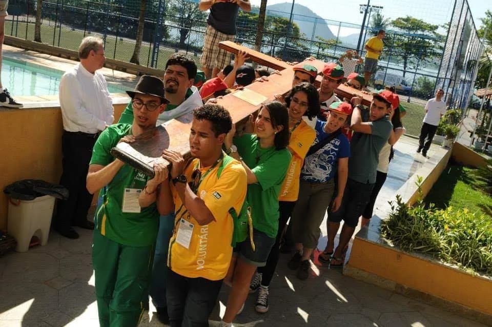 Representação artística de Jesus a curar o cego de nascença, simbolizando a luz divina que ilumina o caminho e a fé dos cristãos.